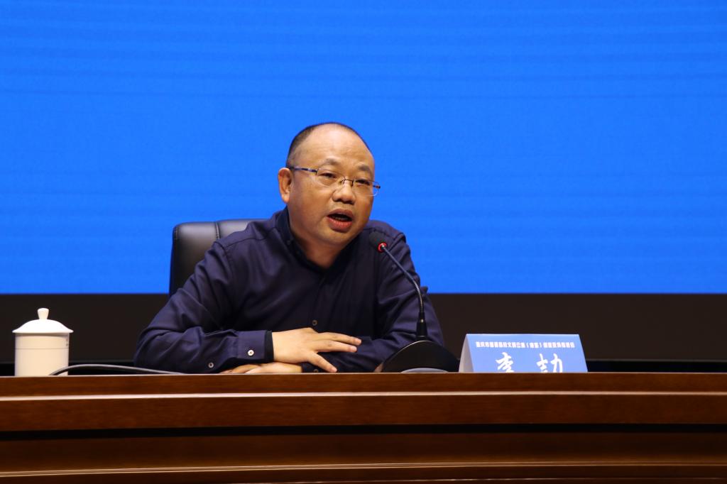 市委宣传部未成年人处处长李劼讲话市教委学生处处长刘宏伟主持会议
